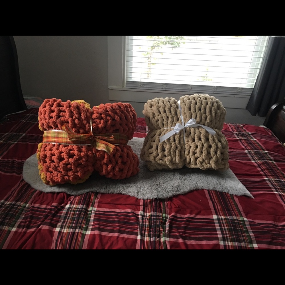 Order you handmade chunky blanket now!!!🧡💛